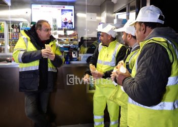 Video/Kolegu gjeti qesen plot me Dollarë në kosh, punonjësi:U vuri flakën për t’u ngrohur