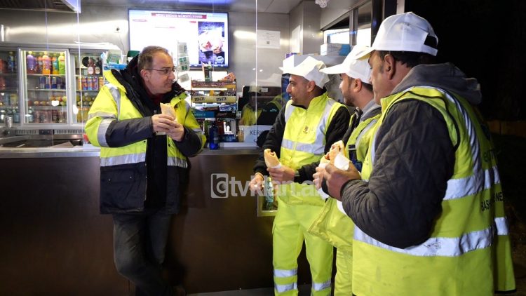 Video/Kolegu gjeti qesen plot me Dollarë në kosh, punonjësi:U vuri flakën për t’u ngrohur