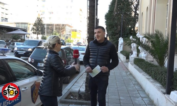 Udhëtonte me makinë me qira, Policia e ndalon dhe i heq lejen e qarkullimit të firmës