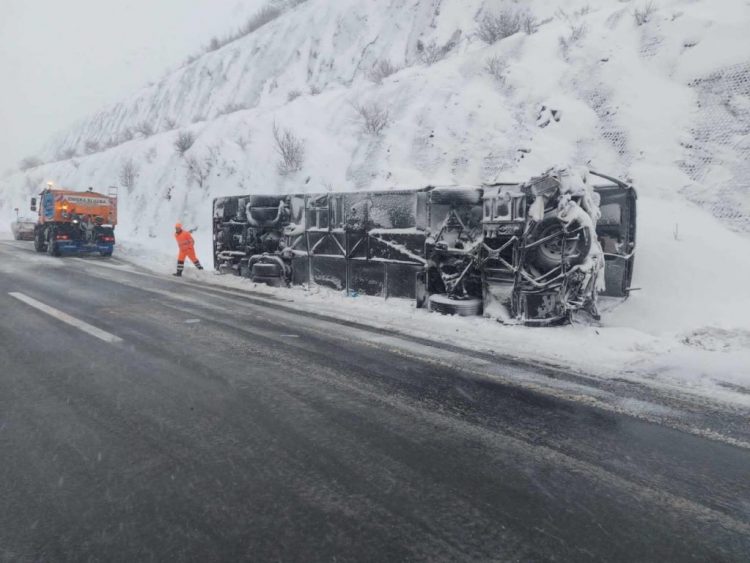 Foto/Aksidentohet autobusi me targa shqiptare në Kroaci, 1 viktimë dhe disa të plagosur