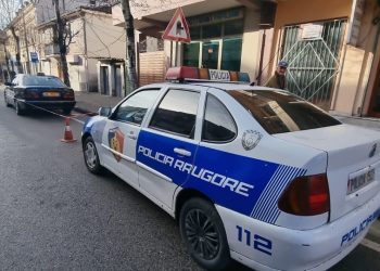 Video/Makina përplas gruan në Pogradec