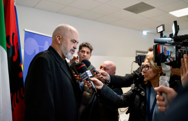 Universiteti italian i jep titullin e nderit, Rama: Jam i vetmi në qeveri që s’kam tituj
