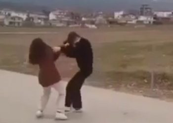 VIDEO/ Tjetër rast dhune mes të miturash, rrihen vajzat e klasës së gjashtë në Tiranë