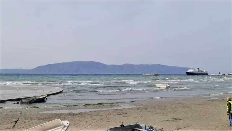 Moti i keq/ Ndalohet lundrimi i mjeteve të vogla dhe anijeve të peshkimit në Vlorë