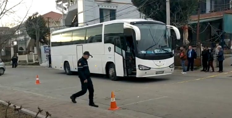 Konflikt mes shoferëve në Belsh, arrestohet 35-vjeçari që qëlloi me armë