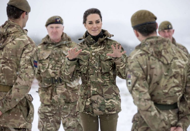 FOTO/ Kate Middleton heq veshjet mbretërore dhe vishet me kamuflazh