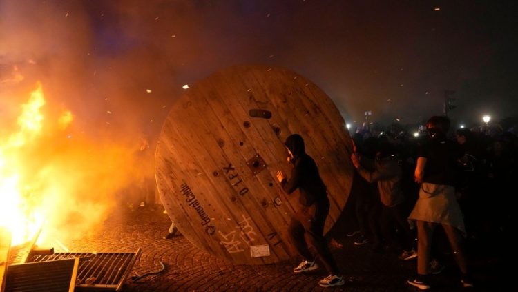 Franca s’gjen qetësi nga protestat, qeveria franceze i mbijeton 2 mocioneve të mosbesimit