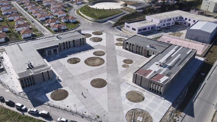 Rama publikon pamjet nga Bubqi: I rilindur pas rrënimit