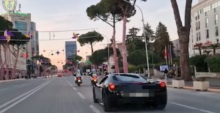 Udhëtonte me 305km/h, Policia bllokon “Ferrarin” dhe vendos gjobë 1 milion lekë