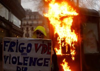 Protesta të dhunshme kundër reformës së pensioneve në Francë