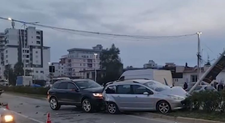 Po largohej nga vendi i ngjarjes pasi përplasi një grua, aksidentohen dy makina në Vlorë