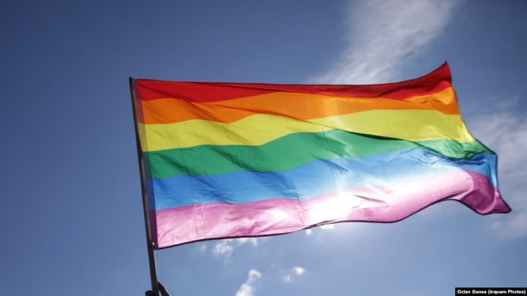 PE kritikon Italinë për kufizimet ndaj prindërve të së njëjtës gjini