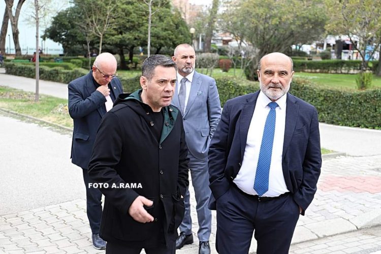 I akuzuar nga SPAK për tre vepra penale, Ahmetaj shfaqet në Parlament