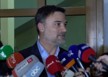 Alibeaj dorëzon listat për këshillat bashkiakë, kush e kryeson Tiranën