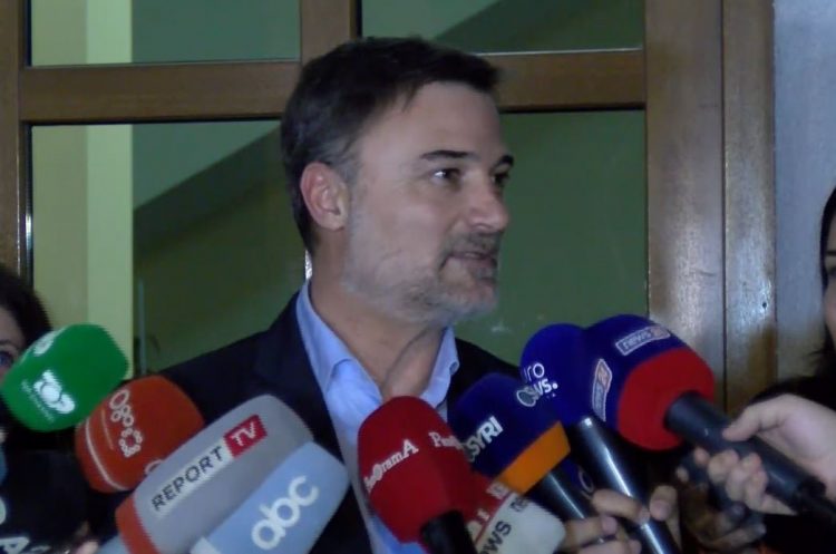 Alibeaj dorëzon listat për këshillat bashkiakë, kush e kryeson Tiranën