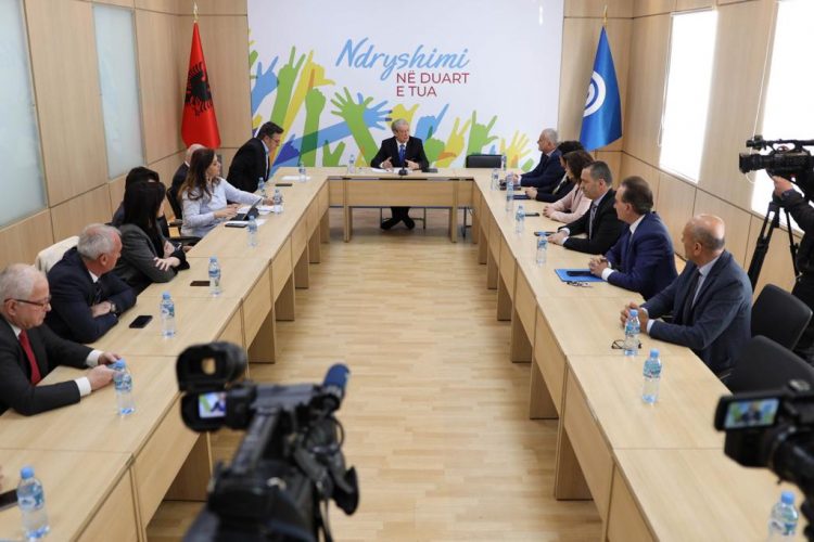 Berisha mbledh grupin parlamentar: Problem, nismat tona që bllokohen nga Parlamenti