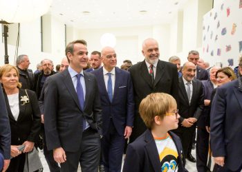 Video/Rama çel ekspozitën e tij në Athinë: Jam artisti më i mirë ndër kryeministra