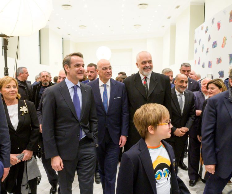 Video/Rama çel ekspozitën e tij në Athinë: Jam artisti më i mirë ndër kryeministra