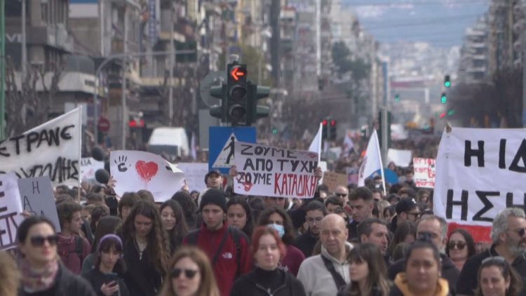 Përplasja e trenave në Greqi, protestuesit përleshje me policinë në Athinë