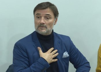 Alibeaj “hap derën” për kandidatët e dalë nga primaret e PD: Dora është e shtrirë