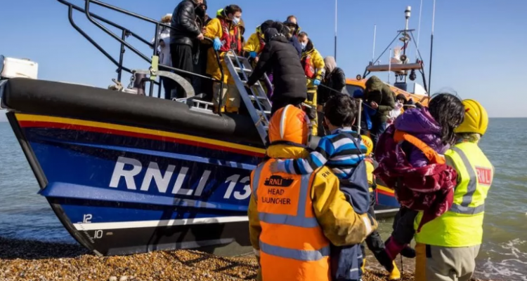 Kush kalon ilegalisht Kanalin Anglez mund të ndalohet përjetë që të rikthehet në Britani