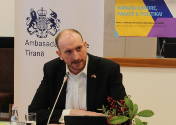 Ambasadori britanik për emigrimin e shqiptarëve: Të frenojmë këtë fenomen
