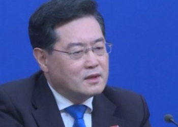 Ministri i ri i Jashtëm i Kinës paralajmëron konflikte me SHBA, mbron lidhjet me Rusinë