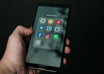 Reduktimi i përdorimit të mediave sociale me vetëm 15 minuta në ditë përmirëson shëndetin