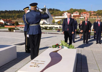 Meta përkujton Ademin dhe familjen Jashari në 25 vjetorin e rrethimit nga forcat serbe