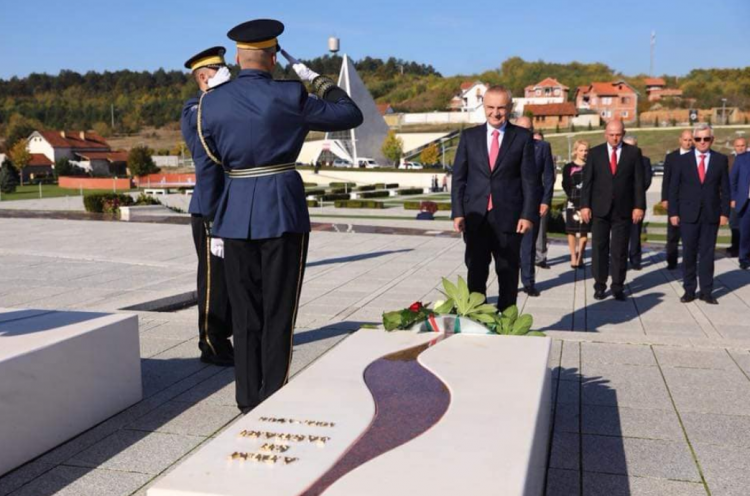 Meta përkujton Ademin dhe familjen Jashari në 25 vjetorin e rrethimit nga forcat serbe
