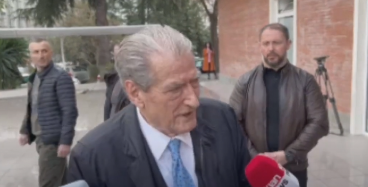 Rama foli për 21 janarin, Berisha: Kush i solli mish për top protestuesit