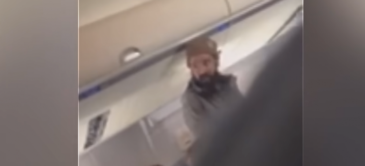 Arrestohet një 33-vjeçar pasi sulmoi stjuardesën dhe u mundua të hapte derën e aeroplanit