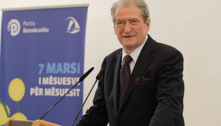 Berisha takim me mësuesit për 7 Marsin: 760 shkolla janë mbyllur, ka reduktim të mësuesve