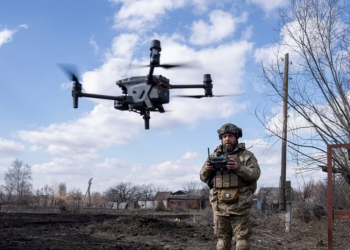 Ushtarët ukrainas përdorin dronët për të goditur mjetet fluturuese ruse