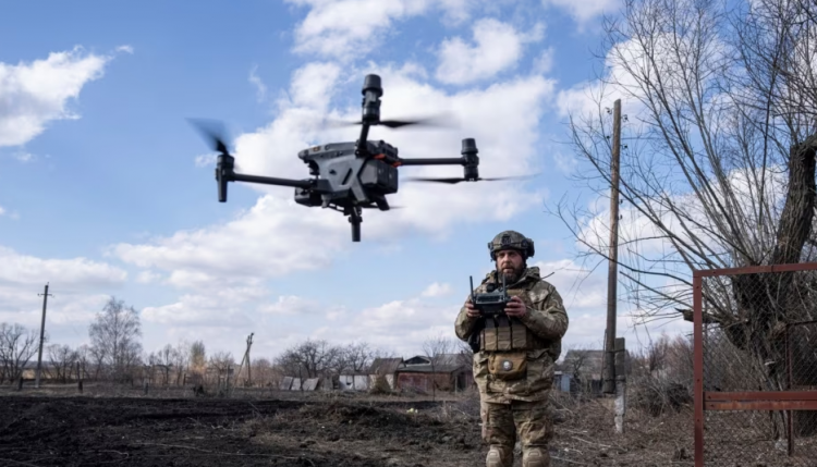 Ushtarët ukrainas përdorin dronët për të goditur mjetet fluturuese ruse