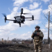 Ushtarët ukrainas përdorin dronët për të goditur mjetet fluturuese ruse