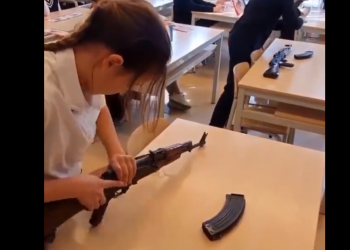 Video/ Rusia mëson nxënësit e fillores të përdorin kallashnikov