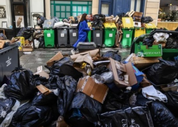 Parisi ‘pushtohet’ nga mbeturinat dhe minjtë, 6.500 tonelata qëndrojnë nëpër rrugë