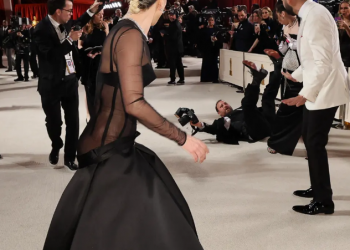 Video/ Lady Gaga ndihmon fotografin i cili bie në Tapetin e Kuq të çmimeve Oscars 2023