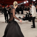 Video/ Lady Gaga ndihmon fotografin i cili bie në Tapetin e Kuq të çmimeve Oscars 2023