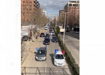 Video/ Autokolona me simpantizantë të PD-së pritet që t’i bashkohet protestuesve