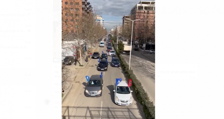 Video/ Autokolona me simpantizantë të PD-së pritet që t’i bashkohet protestuesve