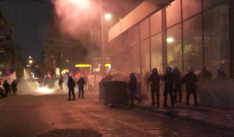Protesta në Greqi për përplasjen e trenave, protestuesit përleshen me policinë
