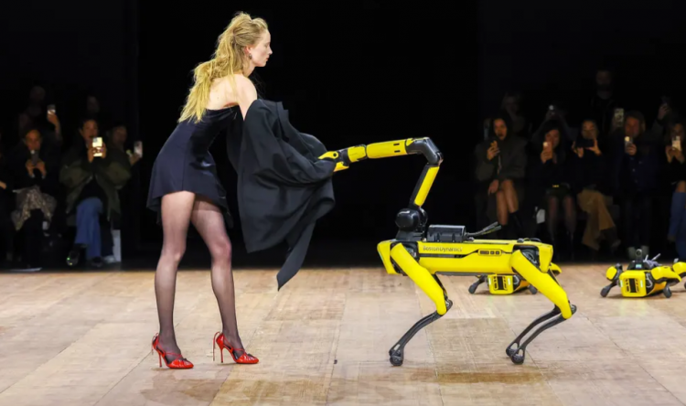 Modelet dhe robotët në skenën e shfaqjes së modës të Coperni në Paris