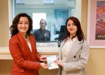 Mbi 22 mijë shqiptarë me viza 10-vjeçare, Yuri Kim: Të respektohen rregullat e vizave