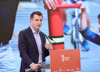 Veliaj prezanton linjën e shpejtë të autobusëve në Tiranë