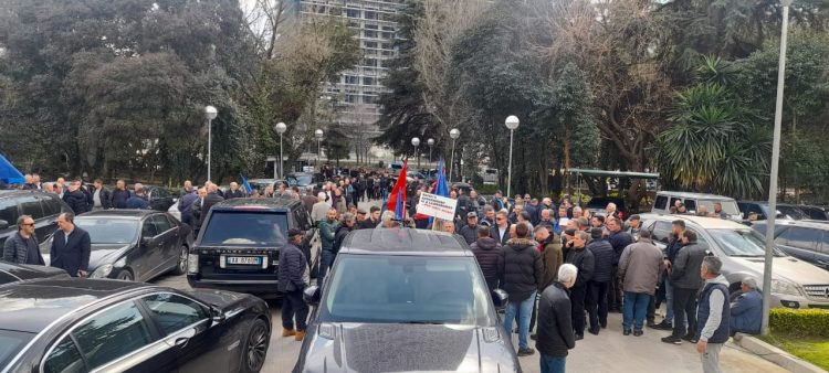 Foto-Video/Mblidhen protestuesit, pamje nga selia blu pak para se të nisë protesta