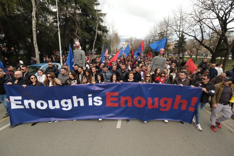 “Mjaft është mjaft”, pankarta e Forumit Rinor të PD në protestë