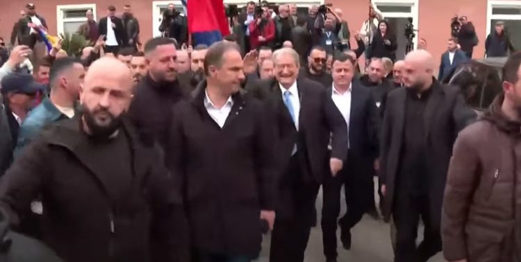Live/ Berisha del nga selia blu, niset drejt bulevardit ‘Dëshmorët e Kombit’