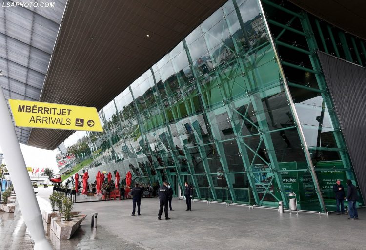 13 000 € veshje, flori dhe puro më vlerë 2320 €, çfarë u sekuestrua në pikat kufitare